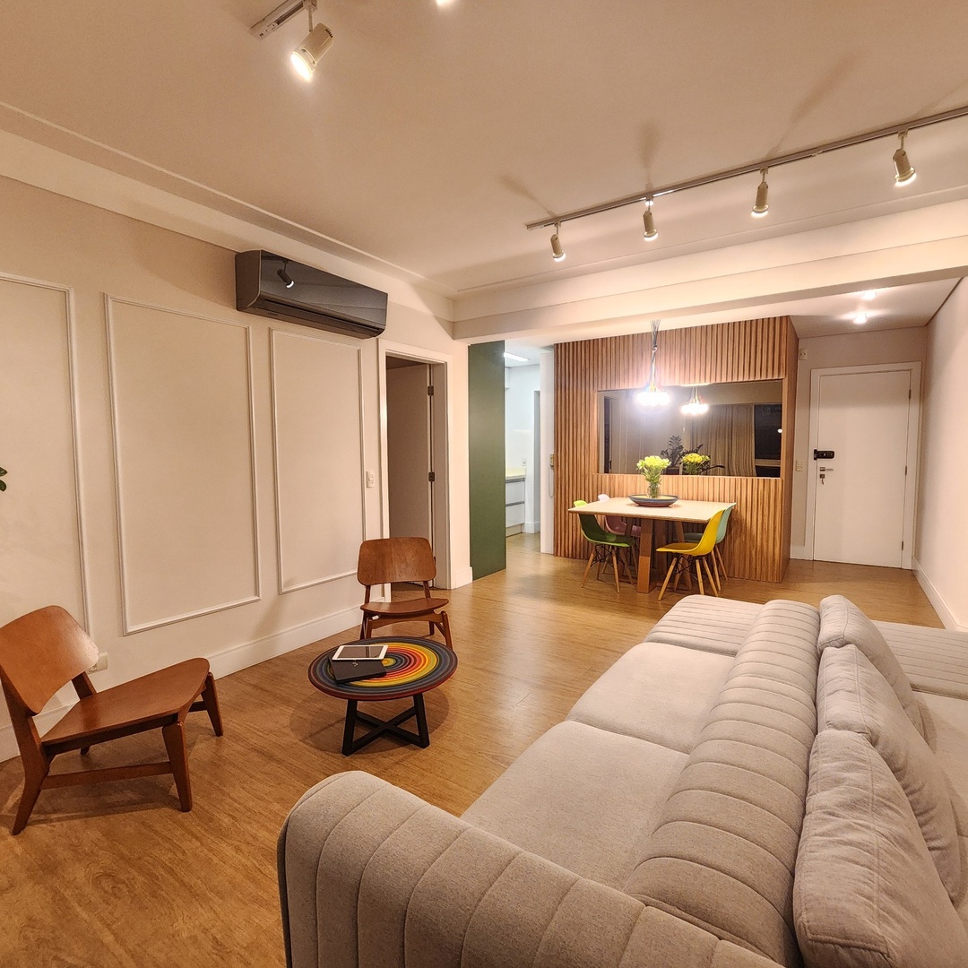 Sala de estar integrada à sala de jantar com boiseries e painel ripado — Edifício Belvedere