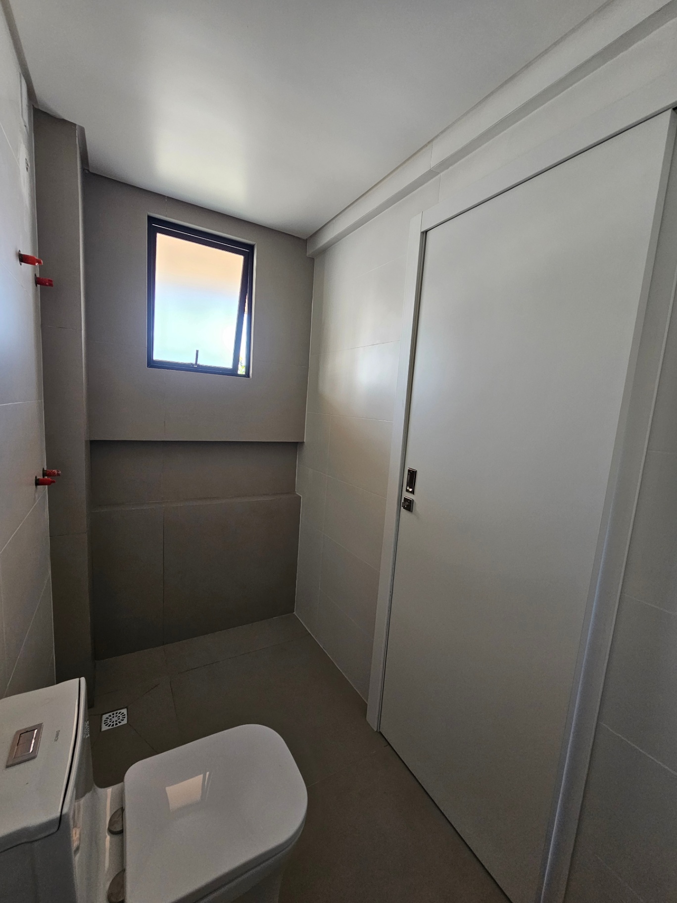 Banheiro com acabamentos contemporâneos — Residencial Bled