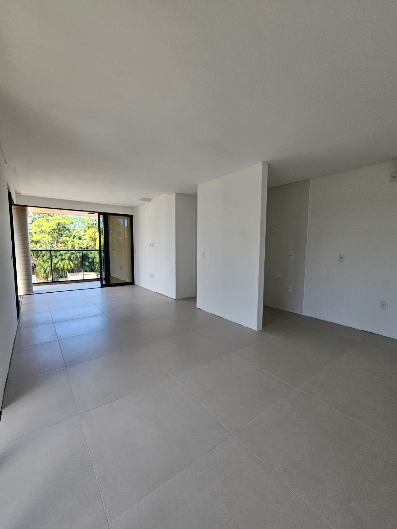 Living amplo com integração para a sacada — Residencial Bled