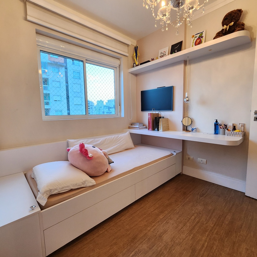 Dormitório infantil com cama-baú e bancada de estudos — Edifício Belvedere