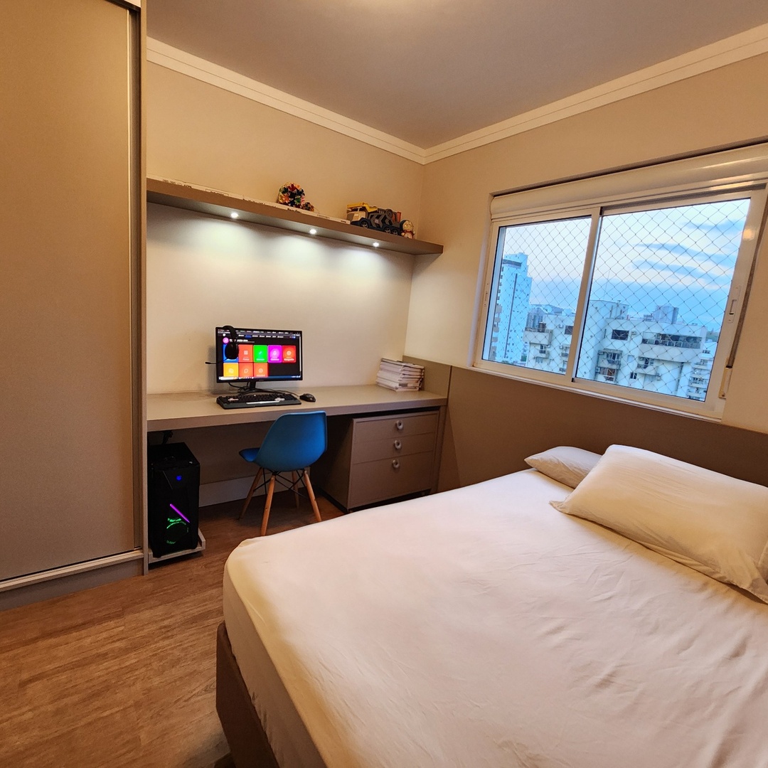 Dormitório com home office planejado e vista para a cidade — Edifício Belvedere