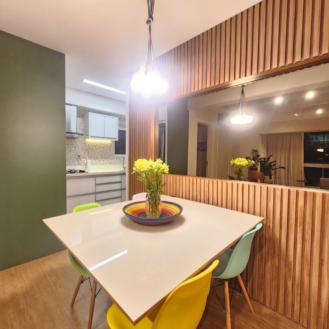 Sala de jantar integrada à cozinha com painel ripado — Edifício Belvedere
