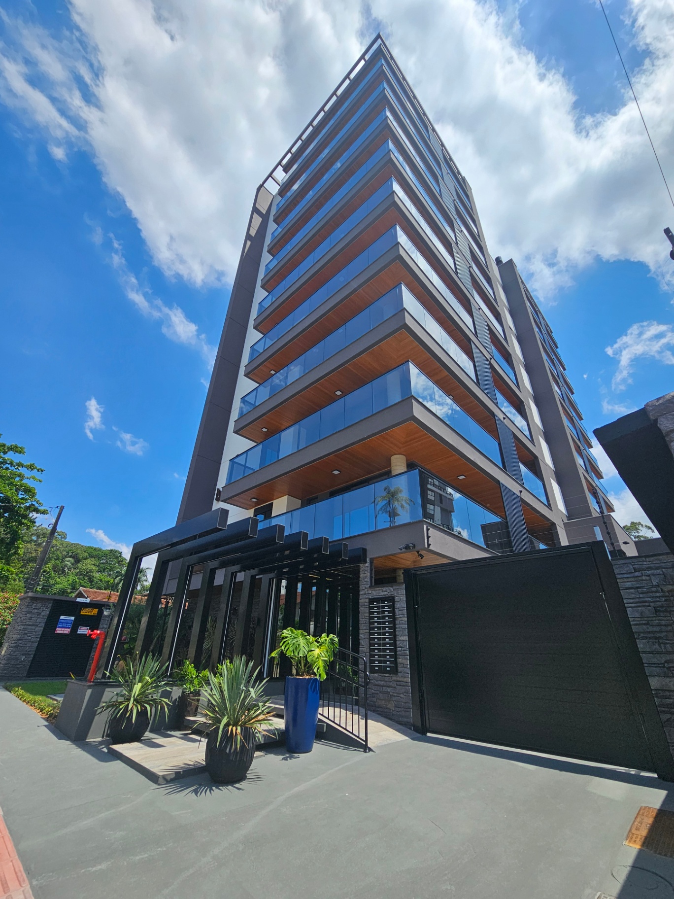 Fachada contemporânea do Residencial Bled em Joinville