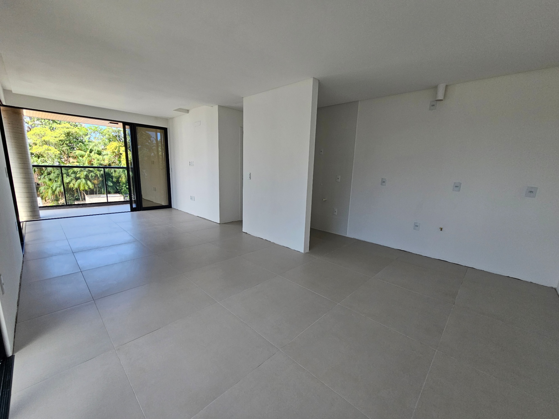 Sala integrada com grandes aberturas e muita iluminação natural — Residencial Bled